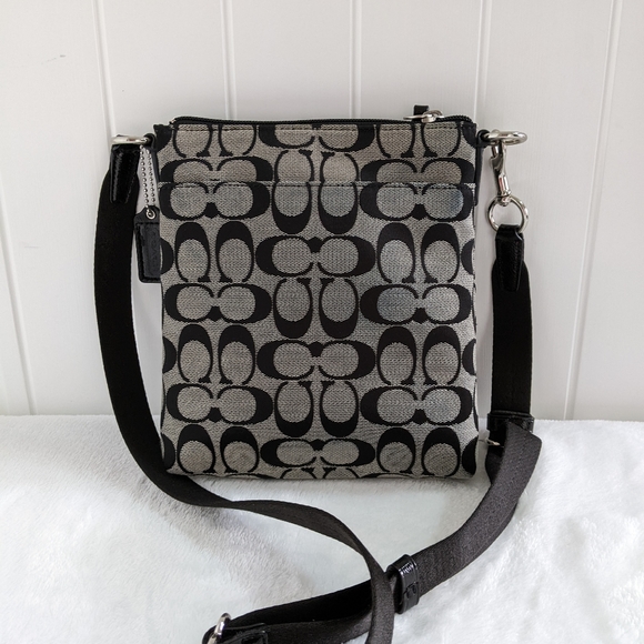 COACH Signature Canvas Swing pack - Picture 3 of 7